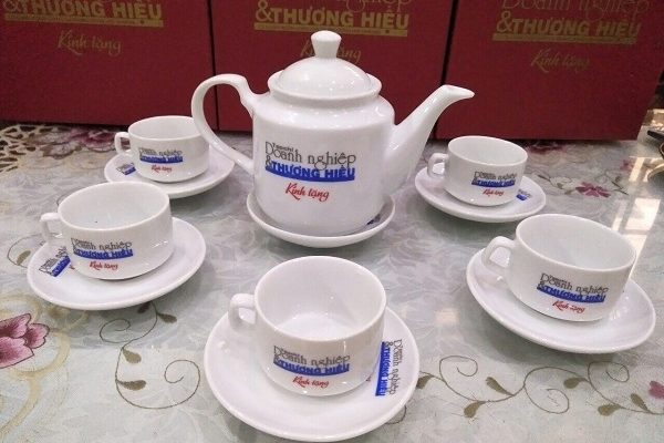 Quà tặng ý nghĩa từ bộ ấm chén in logo