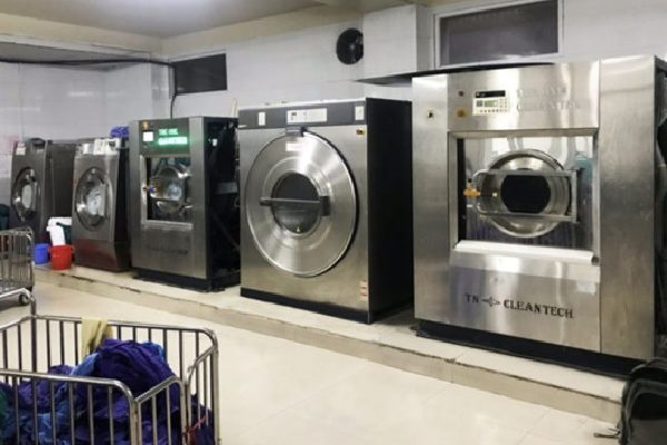 Máy giặt công nghiệp được đặt trên bệ vừa an toàn vừa tăng tính thẩm mỹ