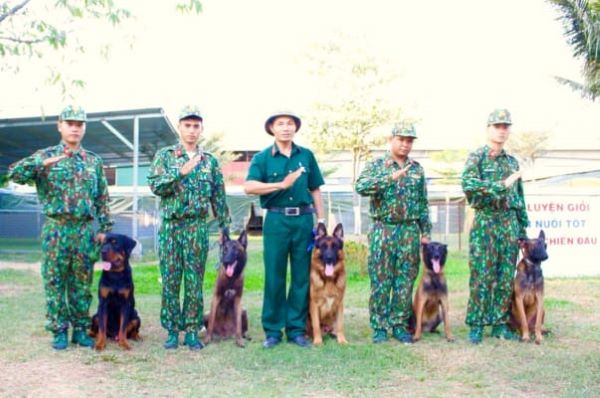 Đội ngũ nhân viên của Trung tâm huấn luyện chó Sài Gòn DTC