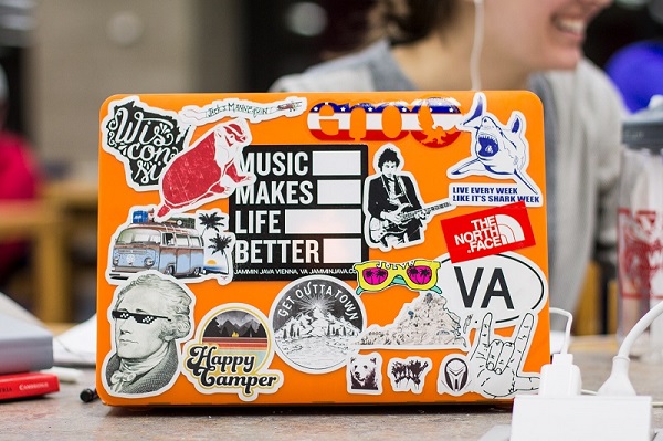 Sticker tạo nên màu sắc riêng cho laptop
