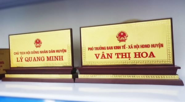 Biển tên chức danh đóng vai trò quan trọng trong doanh nghiệp, cơ quan