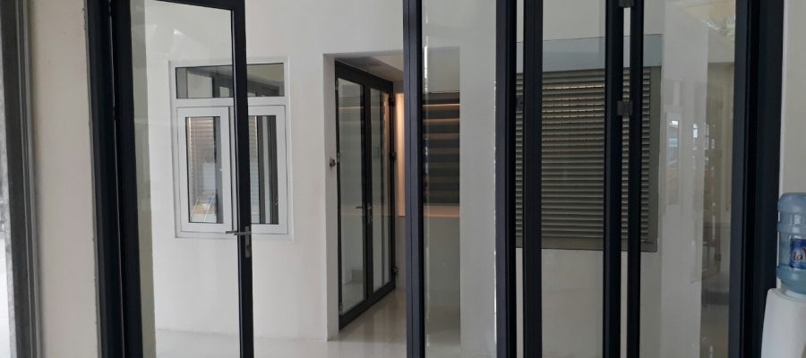 Mẫu cửa nhôm kính xếp trượt hiện đại