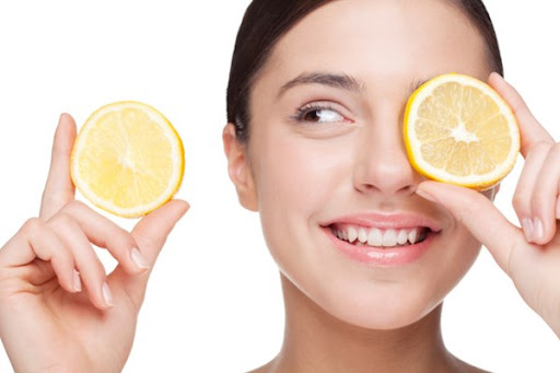 Trị thâm bằng vitamin C từ nước cốt chanh