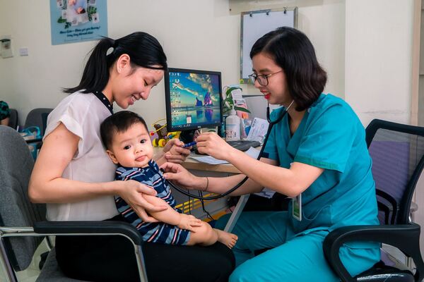 Dấu hiệu nhận biết khi cần gặp bác sĩ dinh dưỡng cho trẻ biếng ăn