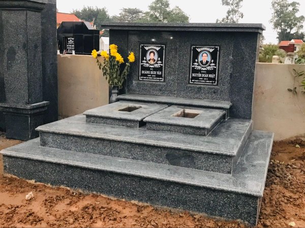 Không gian của một ngôi mộ đá đôi trang nghiêm