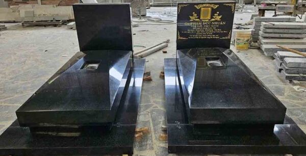 Mộ đá hoa cương đẹp chinh phục người dùng bởi vẻ ngoài sáng bóng, sang trọng và phong cách hiện đại.