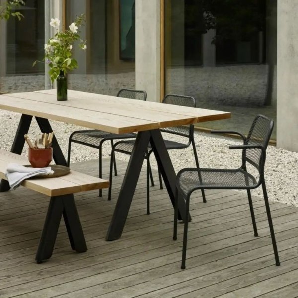 Bảo quản nội thất quán cafe ngoài trời vẫn giữ được độ bền đẹp mặc cho yếu tố thời tiết nắng mưa.