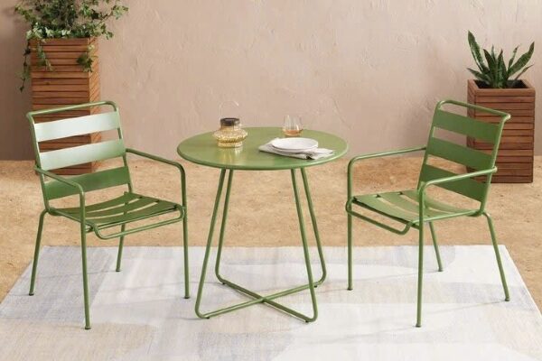 Mẫu bàn ghế cafe với thiết kế tối giản, có thể gấp gọn cho không gian quán cafe thêm tối ưu.