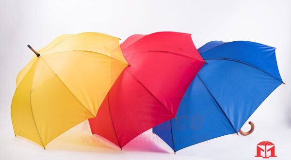 Vệ sinh dù che mưa bằng khăn mềm và dung dịch tẩy rửa nhẹ để giữ độ bền và màu sắc ban đầu