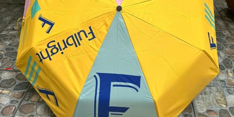 Phối màu dù in logo với hơn ba màu gây rối mắt, làm giảm hiệu quả nhận diện thương hiệu