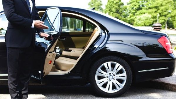 Việc chọn thuê xe đi công tác mang lại cảm giác làm việc chuyên nghiệp.