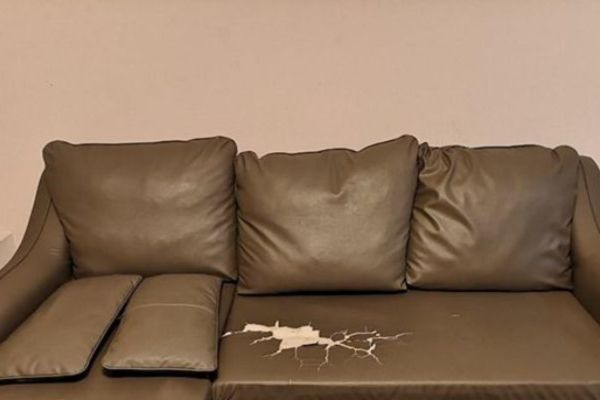 Vải bọc bị rách, phai màu hoặc khó vệ sinh