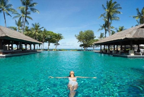 Resort cao cấp với hồ bơi vô cực.