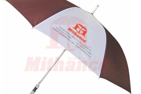 Ứng dụng dù cầm tay in logo giúp quảng bá thương hiệu, tăng nhận diện và thu hút khách hàng