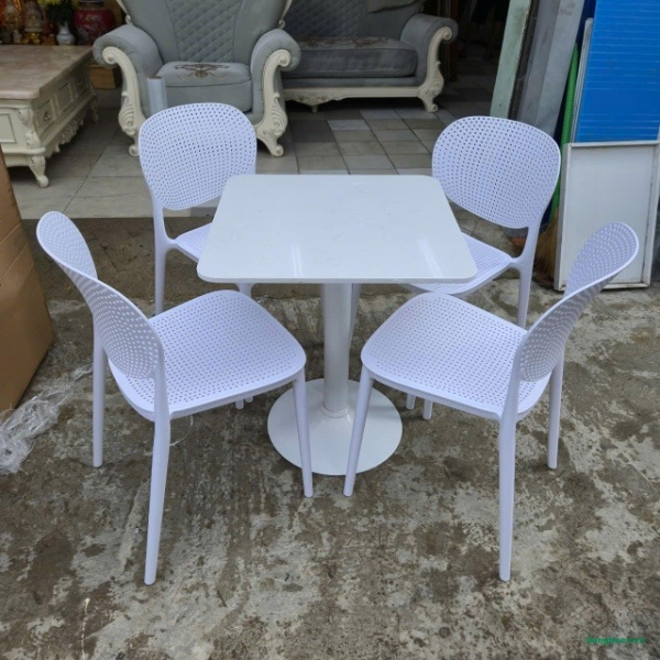 Bàn ghế cafe màu sắc tươi sáng