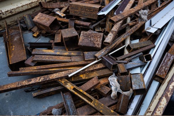 Vì sao nên chọn dịch vụ thu mua sắt vụn công trình giá cao?
