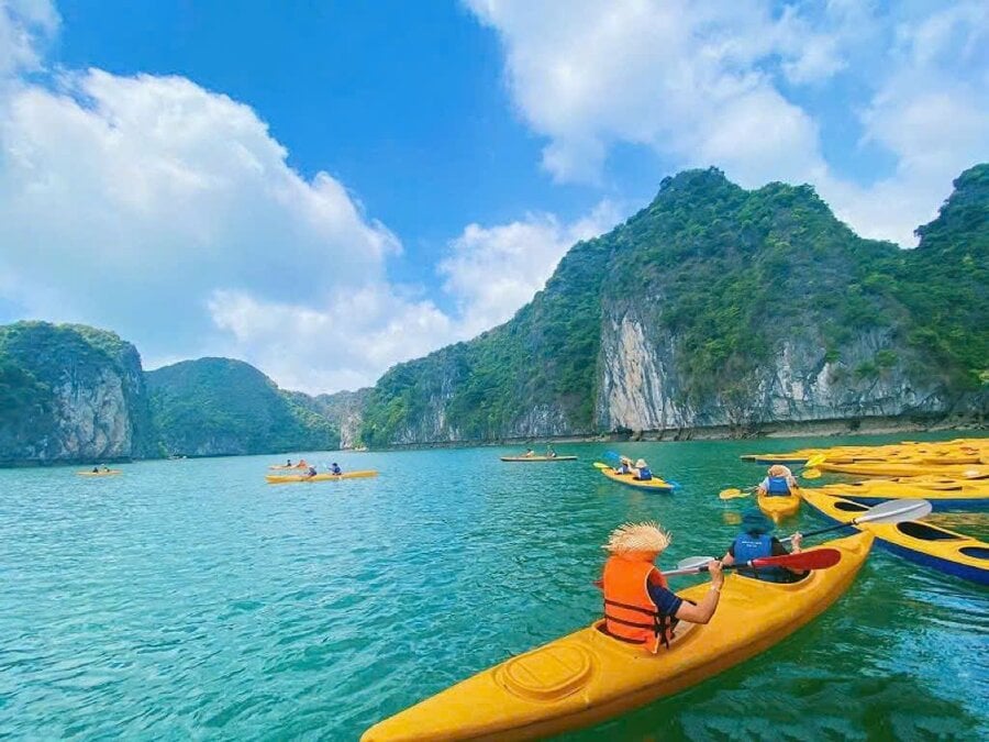 Hoạt động chèo kayak giữa các đảo
